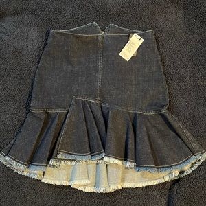 New With Tag SCRIPTED DENIM RUFFLE SKIRT Sz S/P